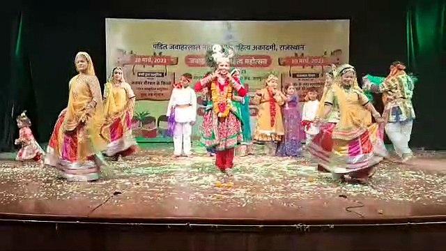 जवाहर बाल साहित्य महोत्सव में राधा-कृष्ण की फूलों की होली