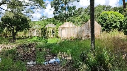 CASA ABANDONADA NO MEIO DE UM ALAGADO