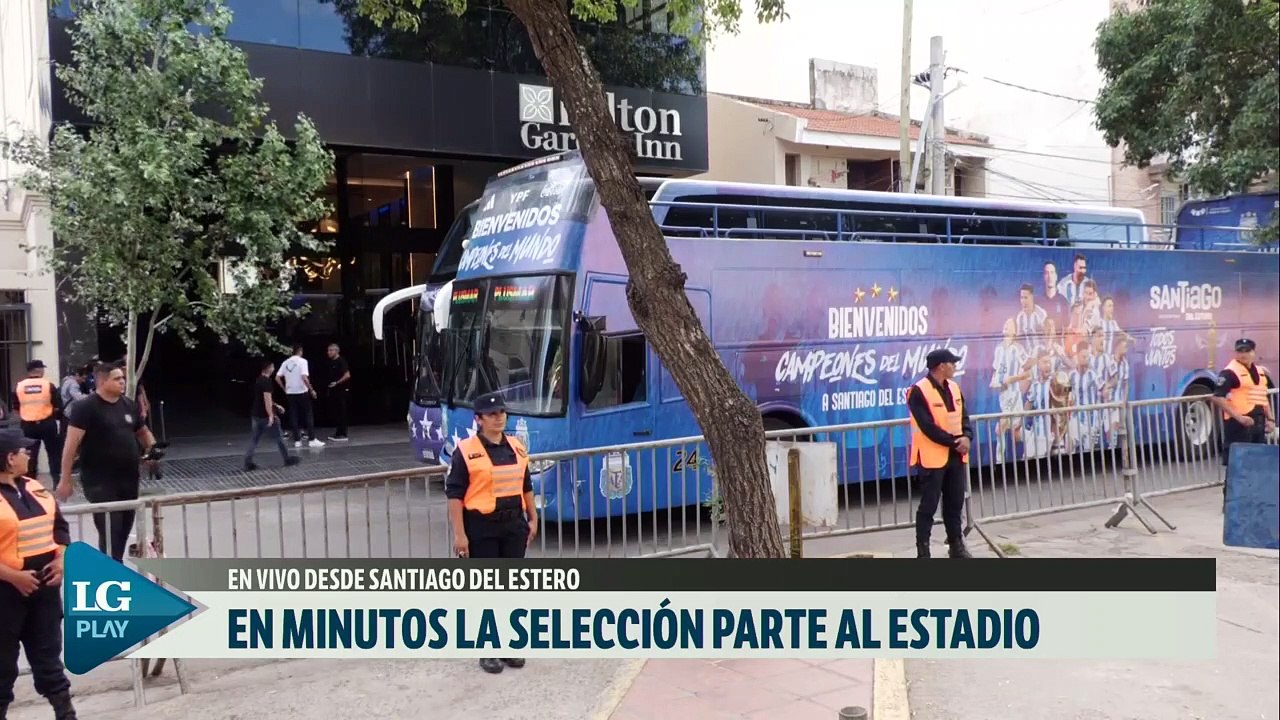 La Selección Argentina parte al estadio en Santiago del Estero (1574)