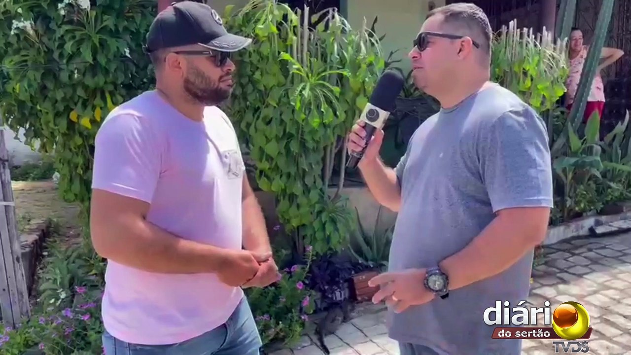 Idosa chora ao ver gatos sendo envenenados em uma rua do bairro Nova Vida, em Pombal