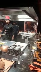 Jantar divertido no restaurante asiático  Kaito Teppanyaki do navio MSC Seashore