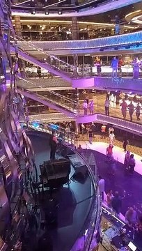 Escadaria com cristais cristais Swarovski no navio MSC Seashore