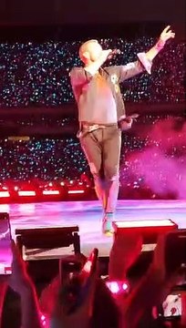 Chris Martin, do Coldplay, usa boné de moto clube de Umuarama durante show no Rio