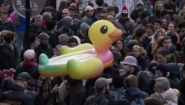França registra novos distúrbios em protestos contra reforma da Previdência