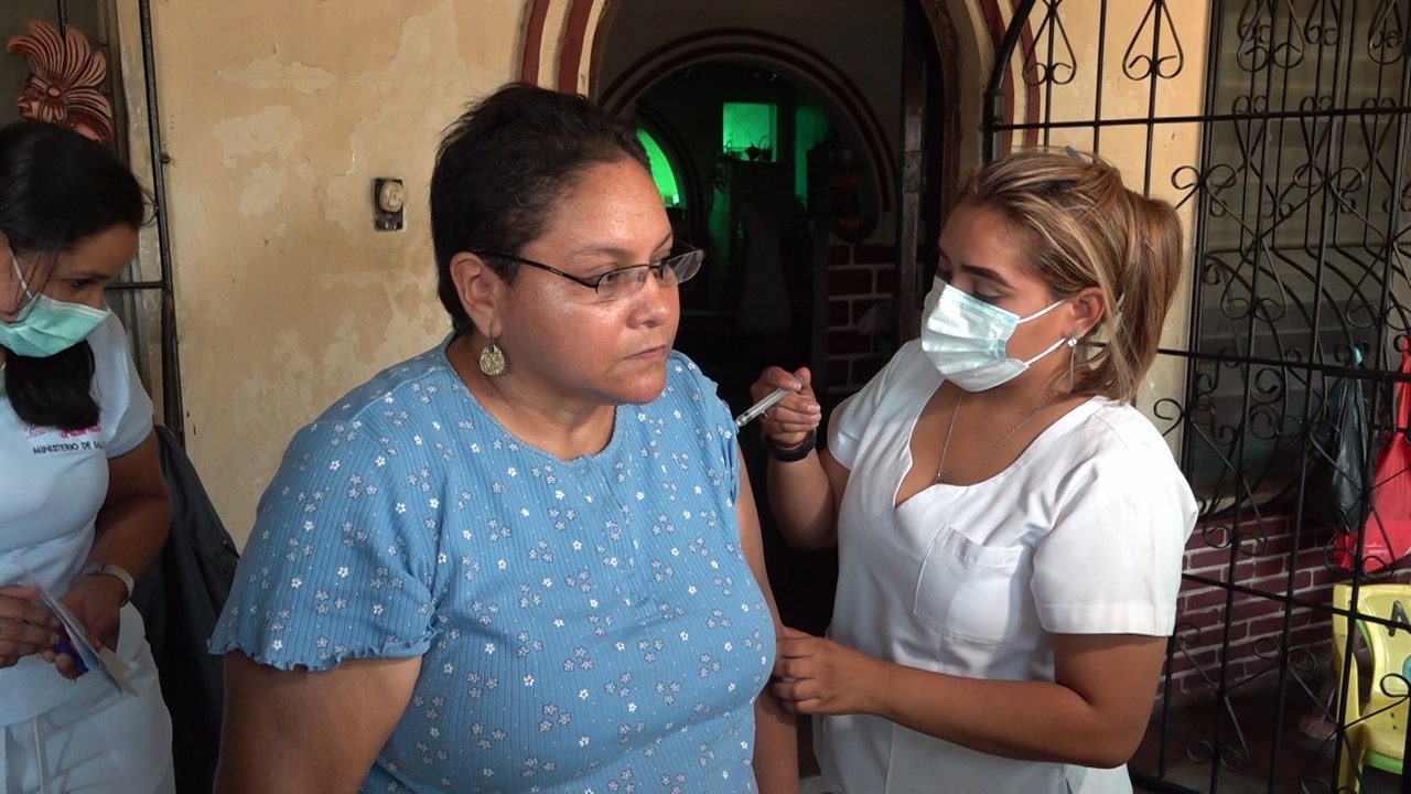 Managua: más familias del barrio Sócrates Flores se inmunizan contra la Covid-19