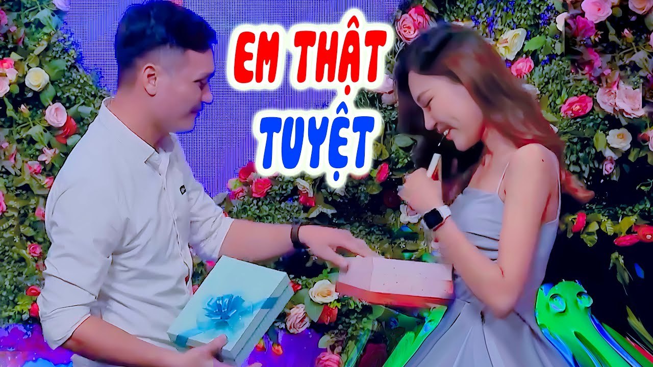 Cô nàng XINH ĐẸP QUYẾN RŨ 3 vòng ĐẸP NHƯ HOA bạn trai vừa gặp muốn TỎ TÌNH TỚI TÂP muốn YÊU NGAY