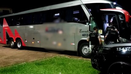 Tải video: Pelotão de Choque vistoria ônibus de linha em fiscalização contra ilícitos