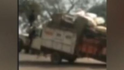 चंदौली में जब अचानक हवा में तैरने लगा ओवरलोड वाहन, देखिए वीडियो