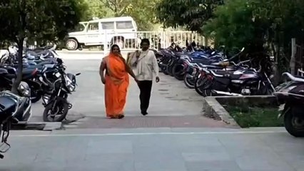 विदिशा: बेटी की तलाश में दंपत्ति, एसपी को ज्ञापन सौंपते हुए लगाई मदद की लगाई