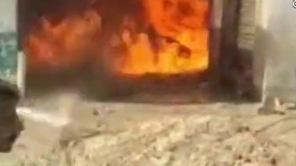 पश्चिमी चंपारण: डीजल-पेट्रोल की दुकान में लगी भीषण आग, देखें लाइव वीडियो