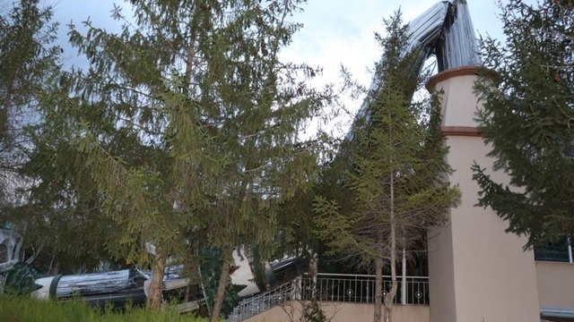 Şiddetli fırtına cami minaresini devirdi, çatılarda hasar oluşturdu