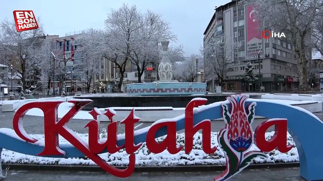 Kütahya'ya yağan kar kent merkezini beyaza bürüdü