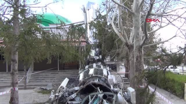 ERZİNCAN'DA ŞİDDETLİ RÜZGAR; CAMİNİN MİNARESİ YIKILDI, BİNALARIN ÇATISI UÇTU