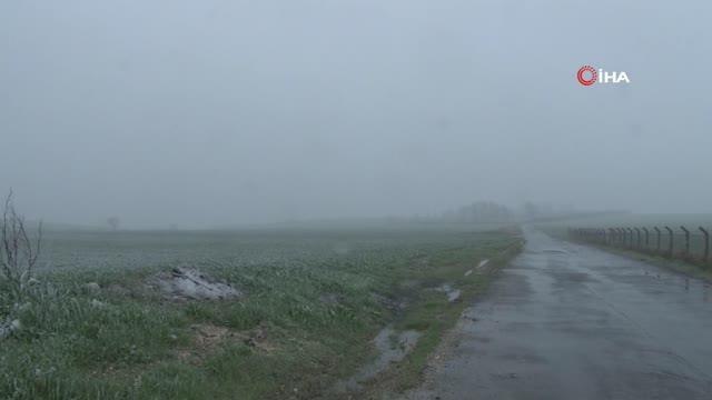 Çatalca'nın yüksek kesimlerinde kar yağışı çatıları beyaza bürüdü