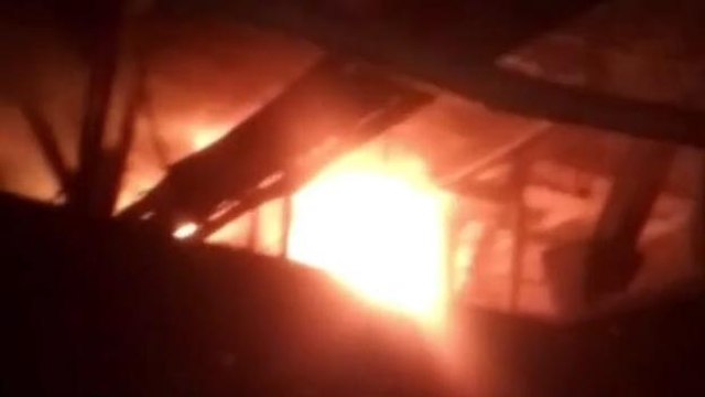 देवास: फैक्ट्री में लगी आग, मौके पर पहुंची फायर ब्रिगेड ने पाया काबू