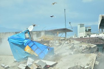 YIKIM SIRASINDA ÇATIDAKİ KÜMESTE BULUNAN GÜVERCİNLER SON ANDA KURTULDU