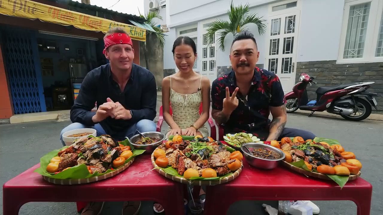 $10 BBQ vs $121 BBQ in Asia!! Extreme Roasted Meats!!