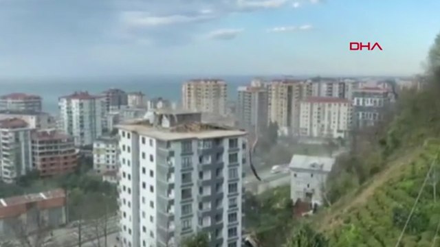 Rize'de fırtına; çatı uçtu, minare devrildi