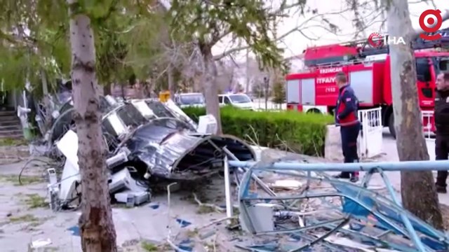 Erzincan’da fırtına minareyi devirdi, çatıları uçurdu