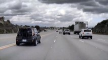 Etats-Unis: Regardez les images impressionnantes d’un accident sur une autoroute où un pneu propulse un véhicule à plusieurs mètres du sol - VIDEO