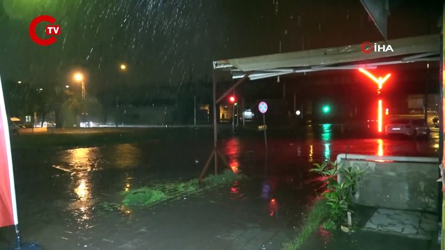 Adana’da gece bastıran kuvvetli yağış yolları göle çevirdi