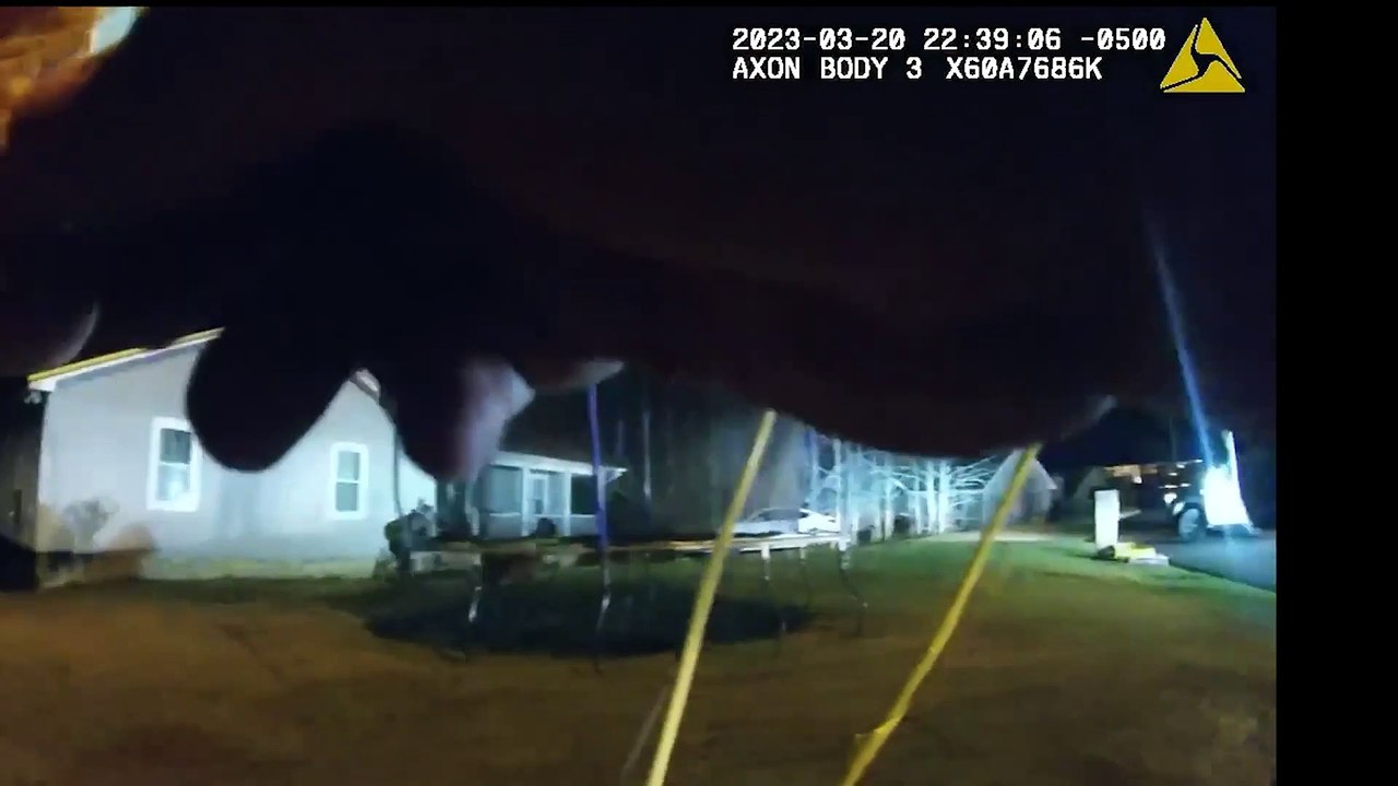 Runaway pony leads Alabama police on two-hour chase after they failed to bribe him with pizza crusts and peppermints