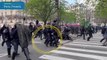 La policía antidisturbios deja inconsciente a un hombre durante una protesta en París