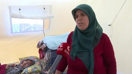 İslahiye'de 90 Yaşındaki Yatalak Hasta Vahide Yıldız, Çadırda Hastaneye Götürülmeyi Bekliyor.