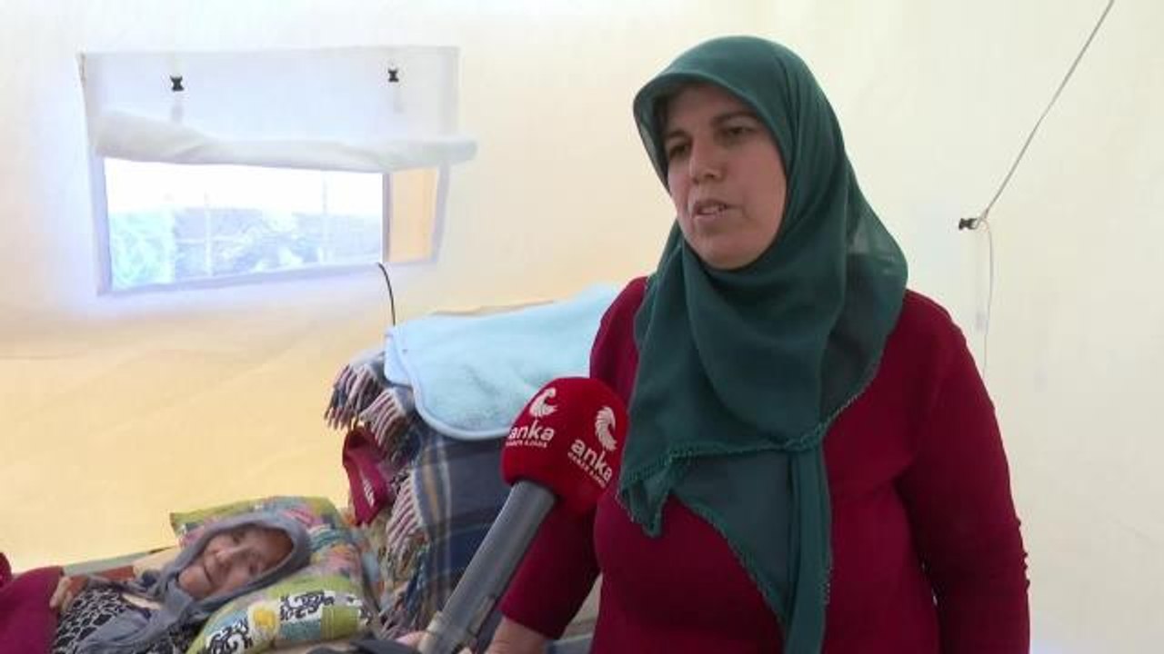 İslahiye'de 90 Yaşındaki Yatalak Hasta Vahide Yıldız, Çadırda Hastaneye Götürülmeyi Bekliyor.