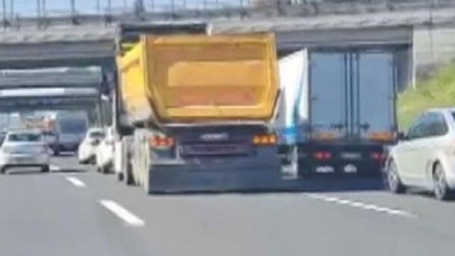 Hafriyat kamyonuyla makas attı