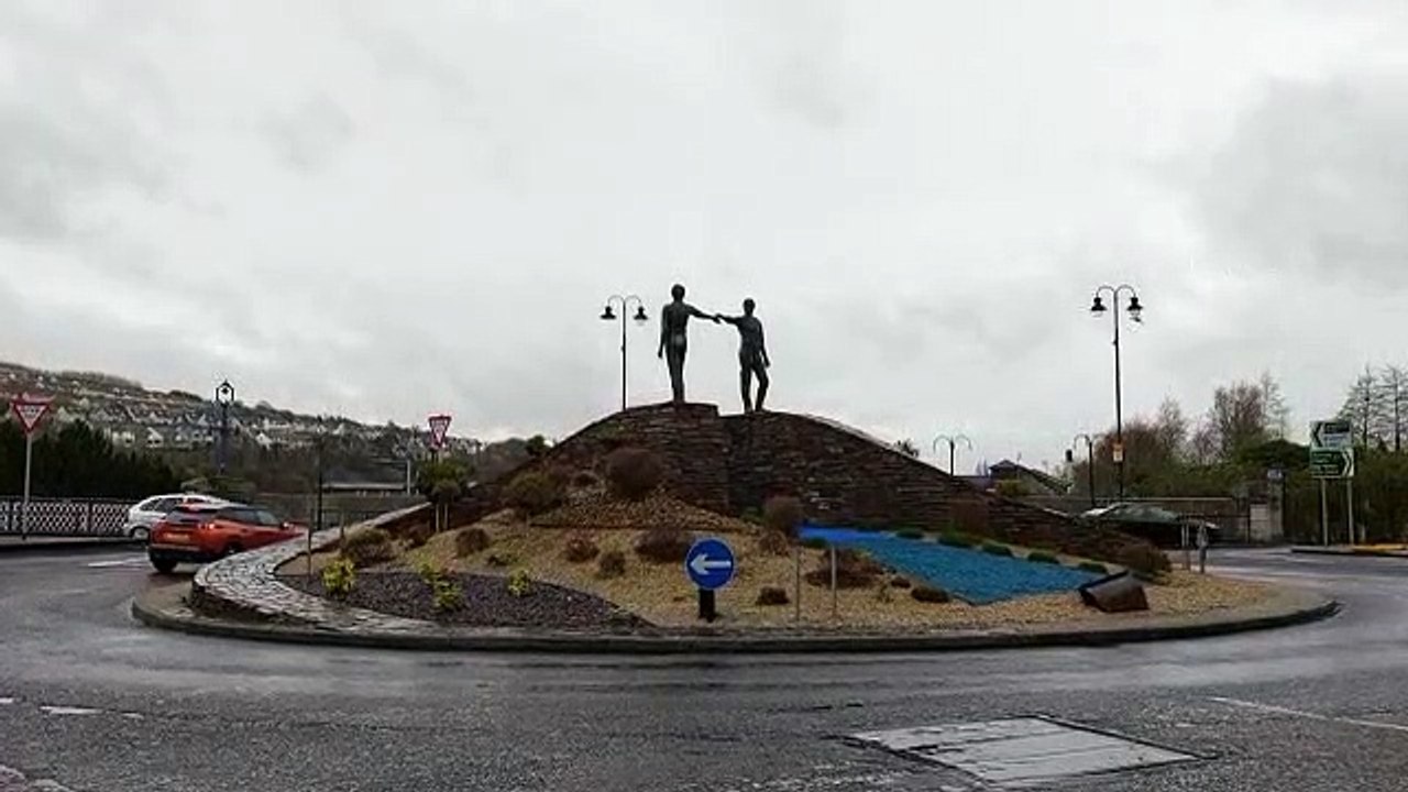 Hands Across The Divide statue Derry