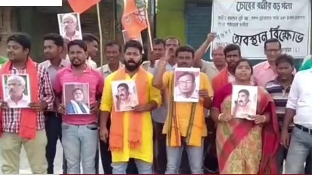 হুগলি: নিয়োগ দুর্নীতি নিয়ে অভিনব প্রতিবাদ, দেখলে চমকে উঠবেন আপনিও