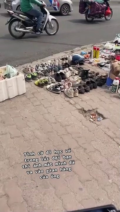 Cụ ông râu tóc bạc phơ, lúi cúi bên gian hàng đồ cũ ở lề đường khiến netizen xót xa