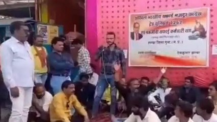 गुना: धरना प्रदर्शन कर रहे सफाई कर्मचारीयों ने मांगे पुरी नही होने पर दी यह चेतावनी