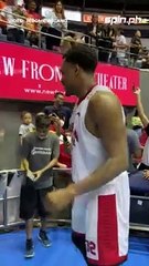 Justin Brownlee all-smiles after fans greet him with autographs and selfie requests ❤️