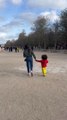 Le 28 mars, elle a publié une petite vidéo sur laquelle on peut la voir avec son fils Amin, en train de se promener au jardin du LuxembourgHiba Abouk et son fils Amin