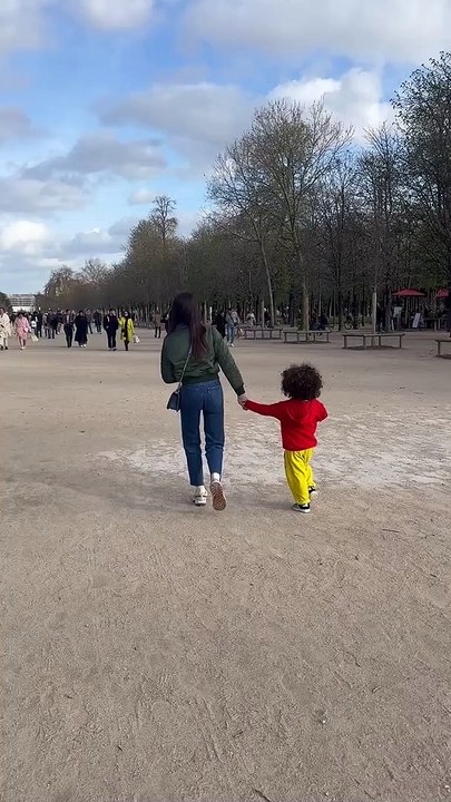 Le 28 mars, elle a publié une petite vidéo sur laquelle on peut la voir avec son fils Amin, en train de se promener au jardin du LuxembourgHiba Abouk et son fils Amin