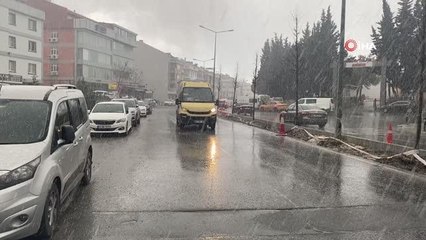 Beylikdüzü'nde aniden bastıran dolu yağışı kamerada