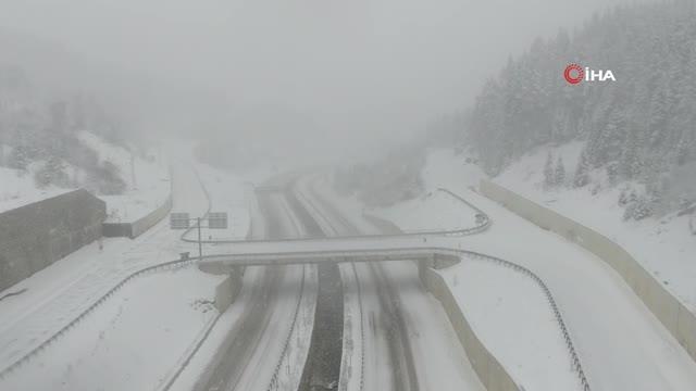 Ilgaz Dağı geçişinde yoğun kar yağışı ve tipi etkili oldu