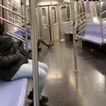 Fare metroda uyuyan adamın üzerine çıktı, anca ensesine gelince hissetti