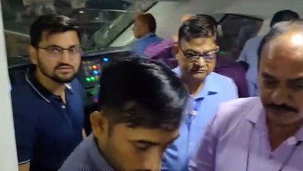 वंदे भारत ट्रेन को लेकर जनता में उत्साह, देखने के लिए लगी लोगों की भीड़