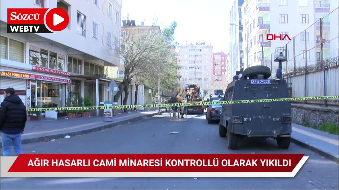 Ağır hasarlı caminin minaresi kontrollü olarak yıkıldı