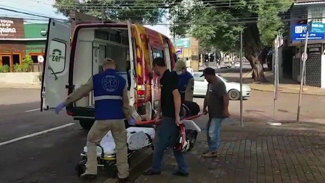 Motociclista sofre suspeita de fratura após acidente de trânsito no Centro