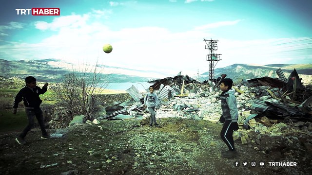 Depremin açtığı yaraları okullarında sarıyorlar