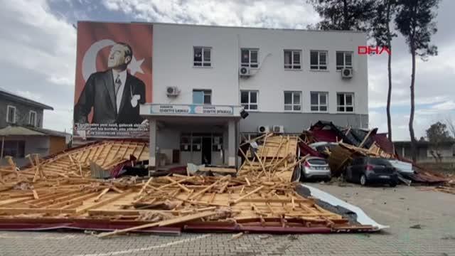 OSMANİYE'DE SAĞANAK YAĞIŞ VE FIRTINA BİR OKULUN ÇATISINI UÇURDU