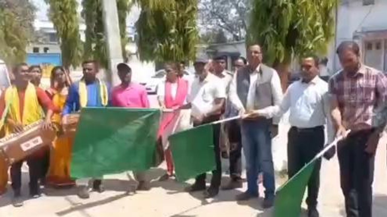 अररिया: पोषण पखवाड़े को लेकर जागरूकता रथ को डीडीसी ने झंडी दिखाकर किया रवाना
