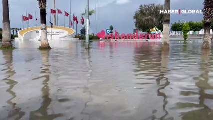İskenderun'da deniz yükseldi, caddeler su altında kaldı