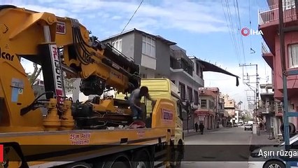 Aşırı rüzgar iki katlı evin çatısını yerinden söktü