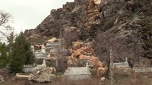 Depremin etkisiyle dağdan kopan kayalar mezarlıklara da zarar verdi