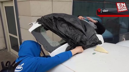 Siirt'te hastanenin dış cephe cami otomobilin üstüne düştü